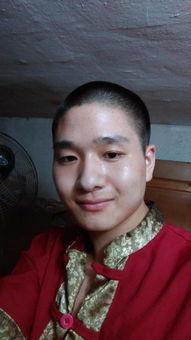 帅哥大叔大妈吃瓜