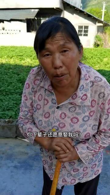 帅哥大叔大妈吃瓜