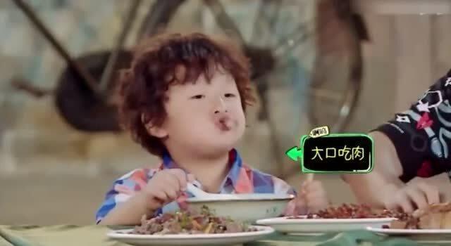 轩轩名场面吃瓜,瓜田里的欢乐时光